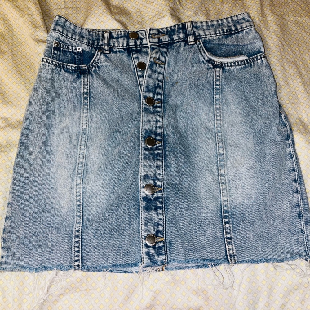 Short, slim-fit, in thick cotton. High waist, and raw-edge hem.